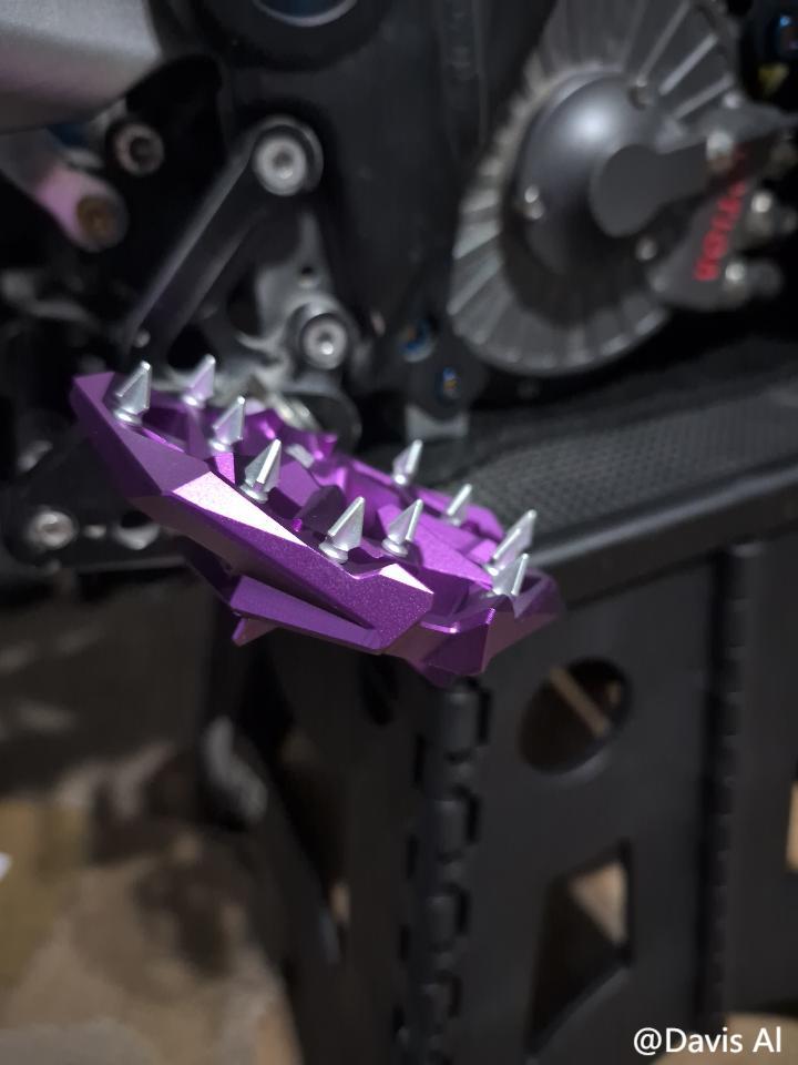 Talaria Sting R / Sigma Widened Ultra Foot Pegs