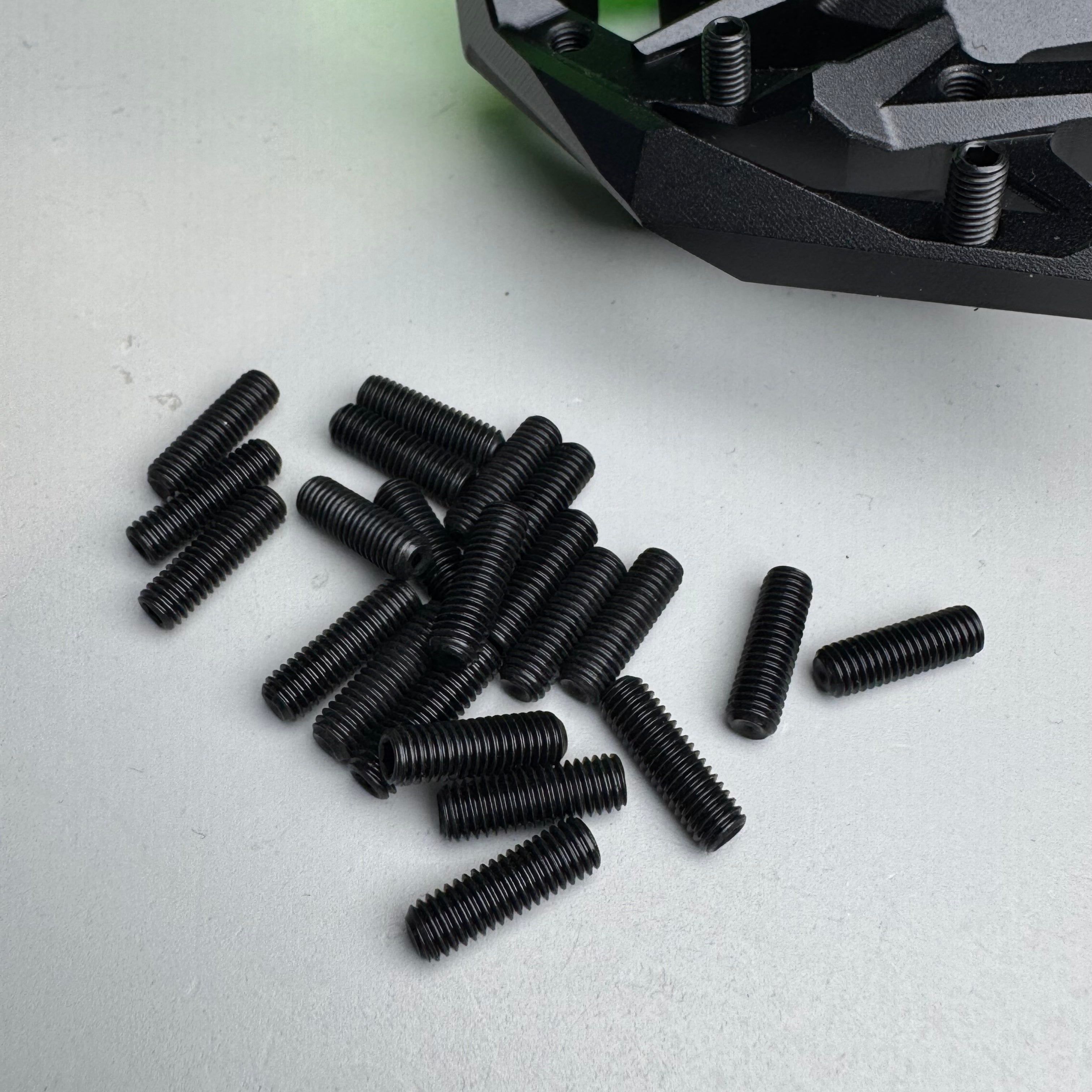 pins black